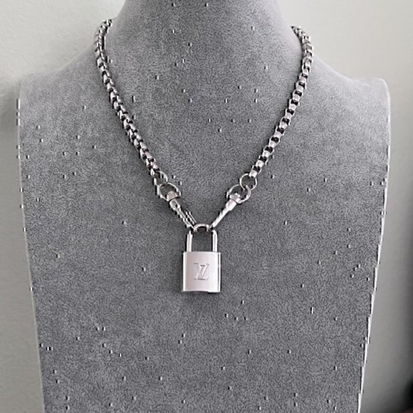 New LV Louis Vuitton Silver-Toned Lock with 18" Box Link Chain Necklace - Picture 1 of 5